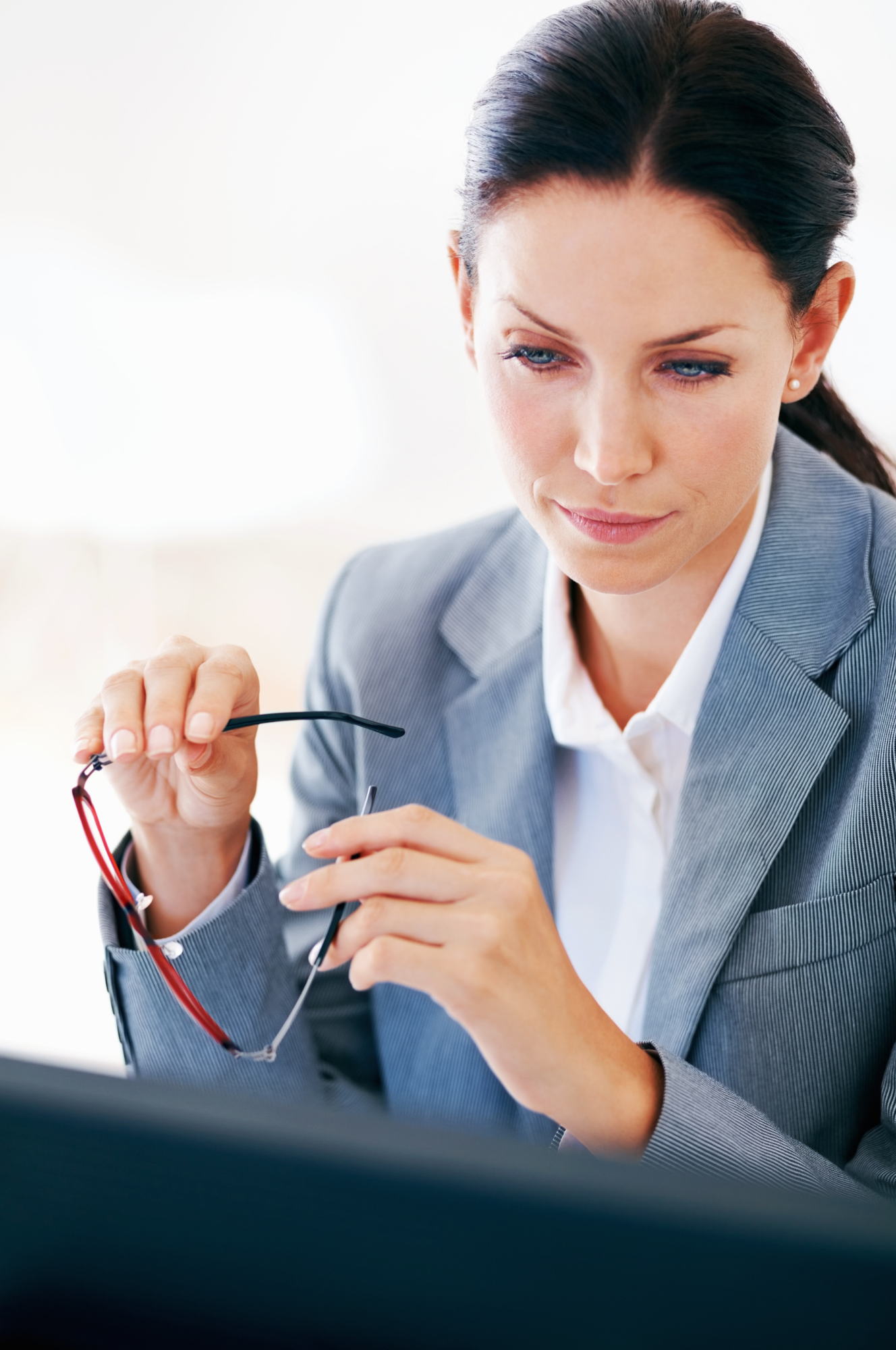 executive coaching and leadership development leadership assessments and Birkman discovery through Accelus Partners - Texas leadership experts, coaches and speakers - woman reviewing her assessment results online at her desk